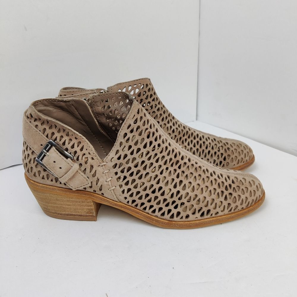 Vince camuto Soft Leather Ankle Booties Teardrop Cutouts Tan Nude Low Heel Sz 7